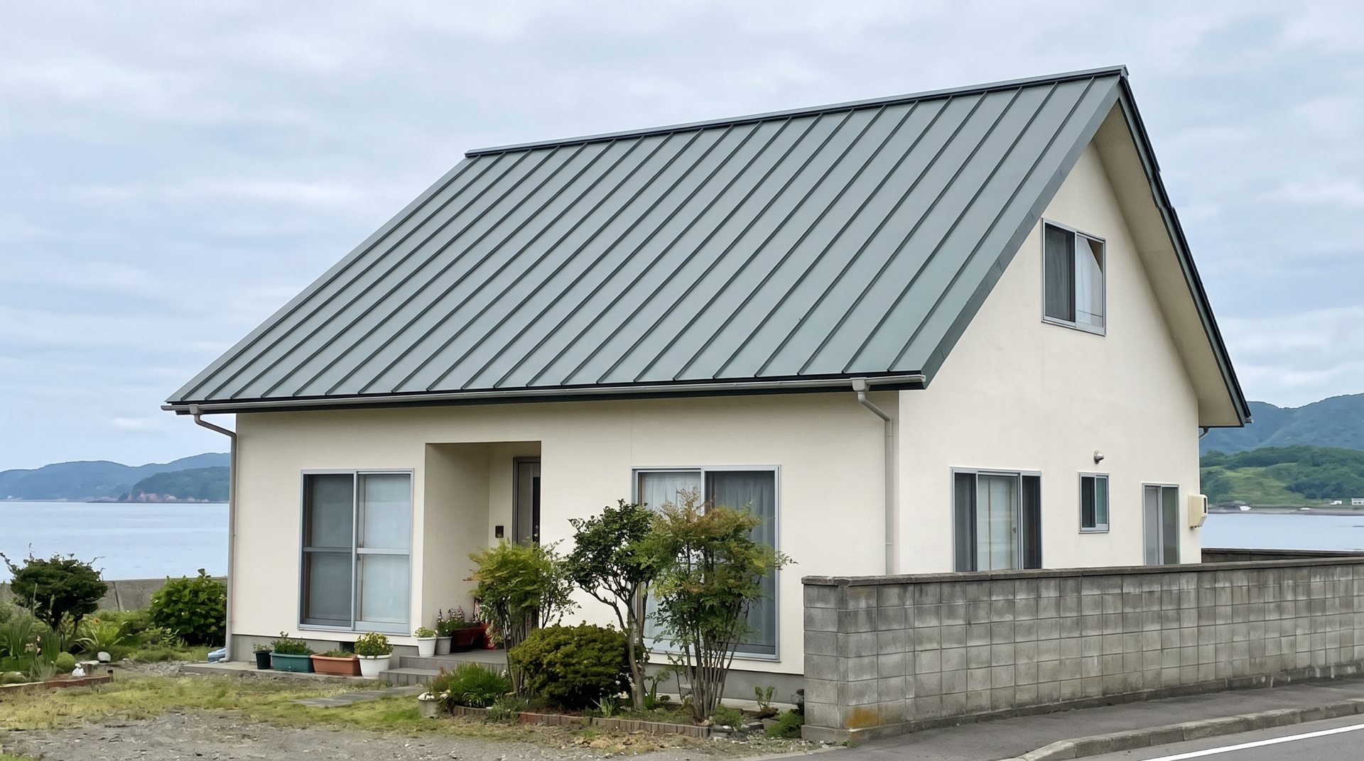 沿岸の町の、屋根と外壁を塗り替えた家（AIで作った見本の画像）